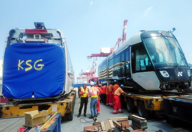 高雄輕軌二階車輛將運抵高雄(圖)