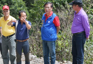 深入原鄉勘查林明溱：改善道路排水(圖)