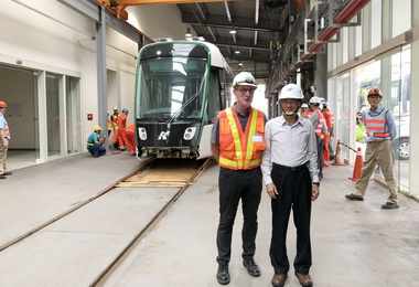 高雄輕軌二階首列車輛順利卸載輕軌機廠(圖)