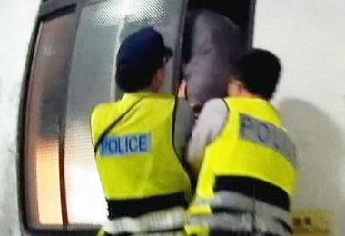 婦人欲跳樓輕生警機靈救回一命(圖)