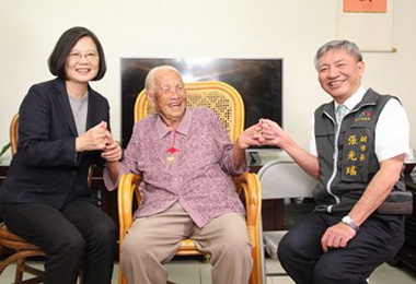 蔡英文探訪東勢百歲人瑞(圖)