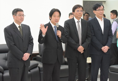 賴清德搭首班普悠瑪號盼國人對鐵路恢復信心(圖)