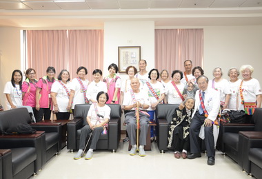 重陽敬老高醫與原民千歲團相見歡(圖)