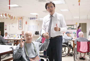 蔡碧仲訪百歲人瑞贈重陽敬老賀禮(圖)