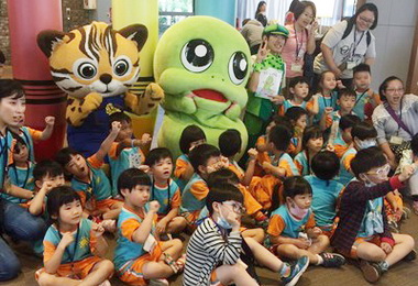 日本必福君現身中市為小朋友說故事(圖)
