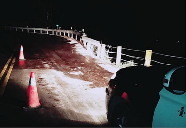 油漬灑滿梨山路警封鎖交管(圖)