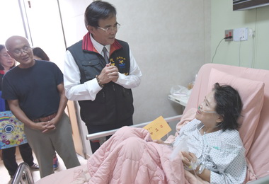 探視火車事故傷患蔡碧仲：提供心理諮商(圖)