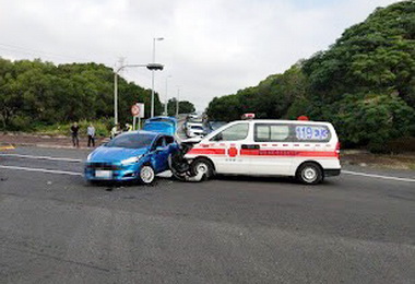 中市救護車與轎車擦撞一人受傷(圖)