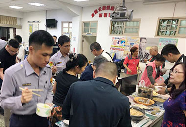 警察志工慰勞梧棲員警選舉維安辛勞(圖)