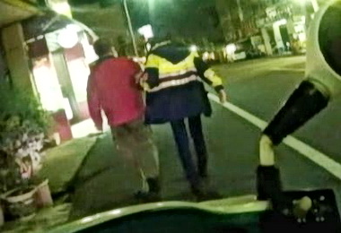 癲癇男倒路邊幸遇警護送返家(圖)