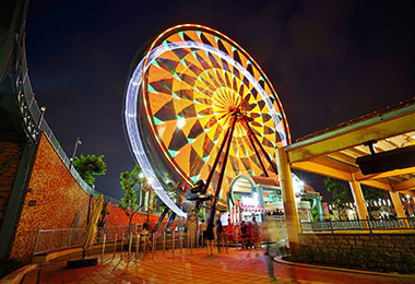 韓流席捲高雄草衙道愛情摩天輪情侶免費搭(圖)