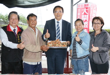 蔡碧仲走訪光復鄉肯定無毒有機水產養殖(圖)