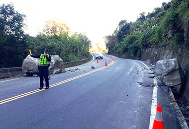 同一路段又滑落巨石和平警協助管制交通(圖)