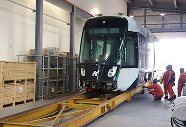 高雄輕軌二階第二列車輛順利卸載(圖)