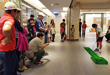 裙襬搖搖”錢”進福華(圖)