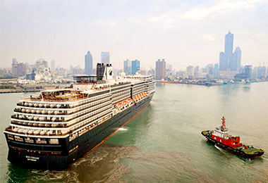 高雄港區見證豪華郵輪「威士特丹號」迷人丰采(圖)