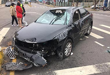 男子駕車超速失控撞安全島查出毒品(圖)