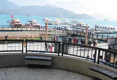 湧入日月潭搭船遊湖乘客(圖)