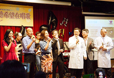 韓國瑜準市長攜手民歌手為高醫癌友獻唱(圖)