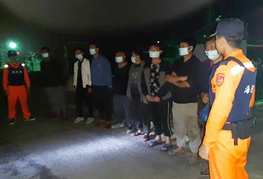 台中海巡押回越界陸船三艘二十二人(圖)