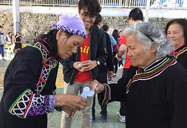 雙龍日托祖孫歡度耶誕佳節(圖)