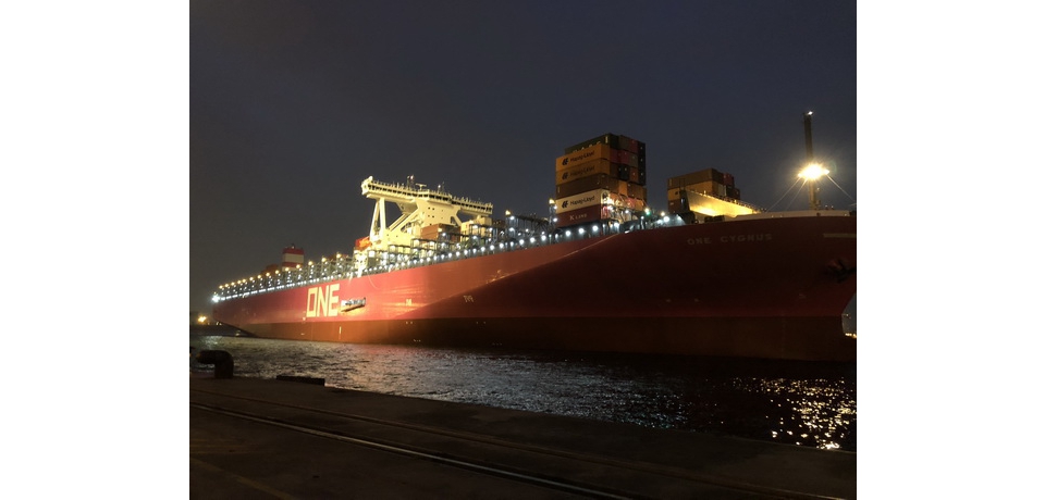 天鵝座貨櫃輪 首航高雄港(圖)