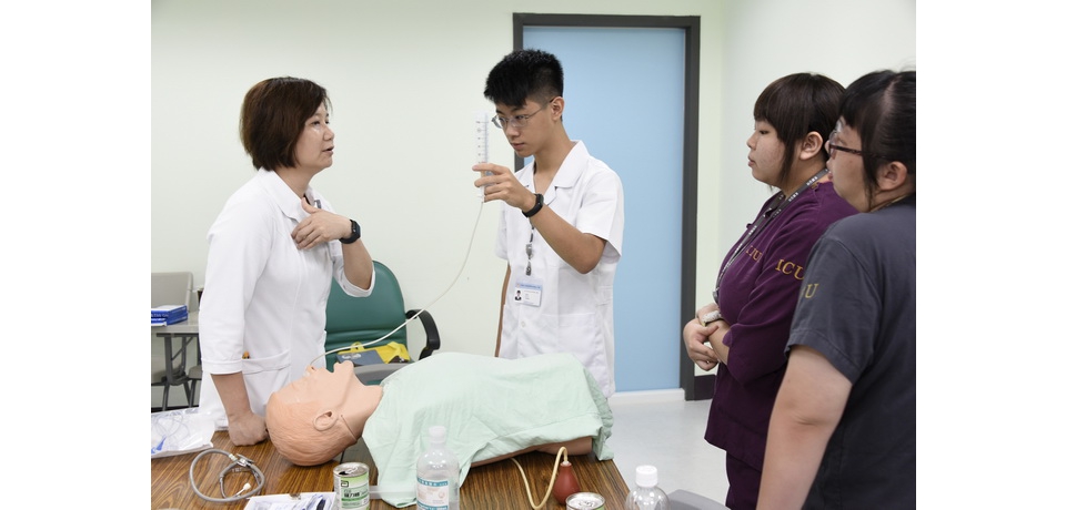 高醫一日護師營 體驗白衣天使的甘苦(圖)