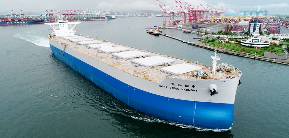 散裝輪首航高雄港(圖)