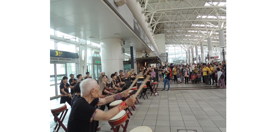 九旬長者領團秀太鼓 高鐵左營站擊鼓賀中秋(圖)