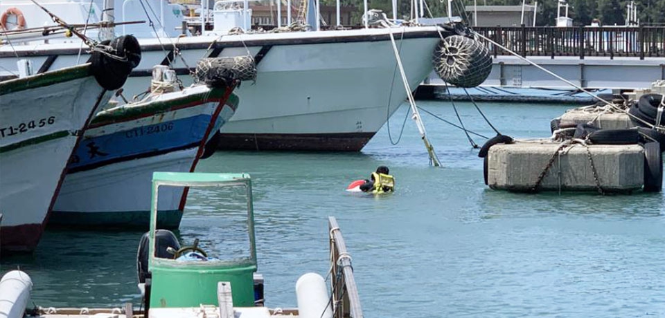 梧棲漁港驚見浮屍海巡警消共同協助返家(圖)