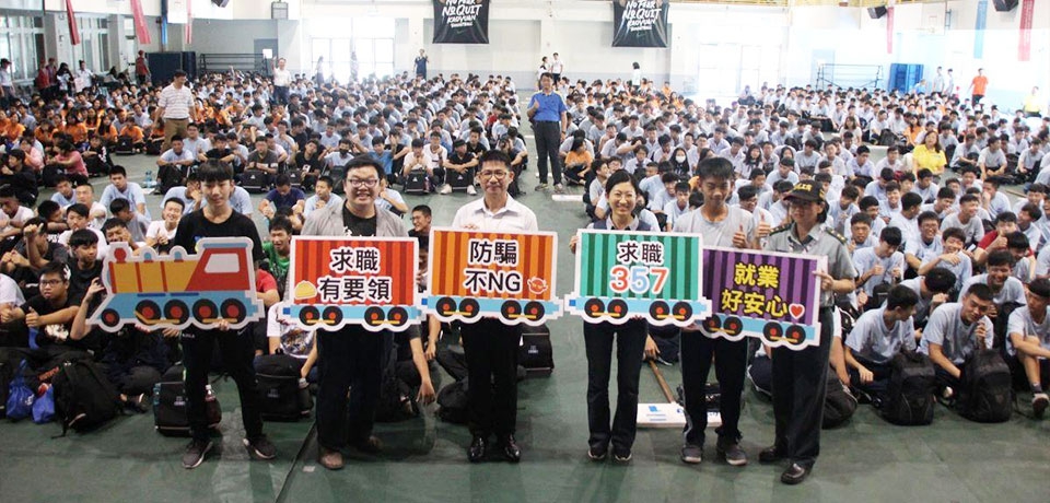 高市勞工局結合蘇俊穎木偶劇團 用布袋戲向學生宣導求職防騙(圖)