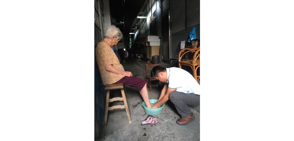 集集百歲人瑞 鎮長陳紀衡幫洗腳(圖)