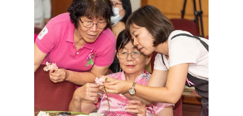 粉紅十月 高醫乳癌病友創作花藝愛自己(圖)