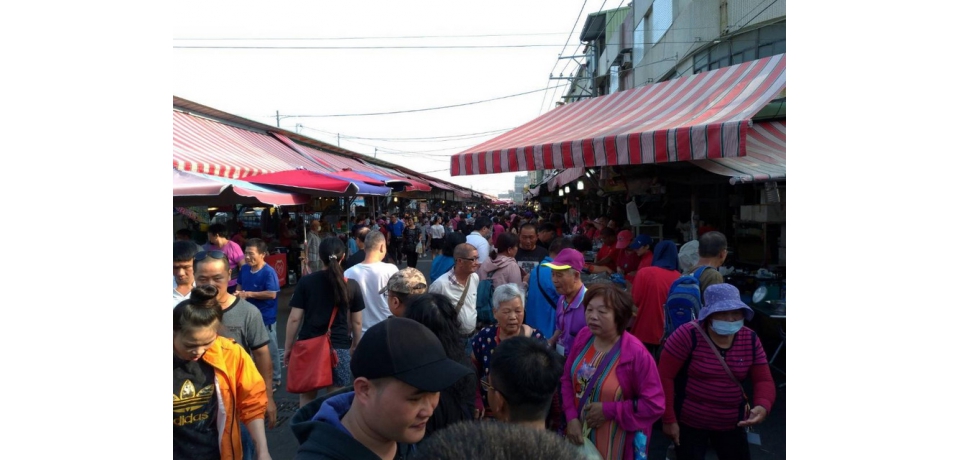 興達港觀光漁市人潮湧現買氣熱絡情人碼頭玩沙不亦樂乎(圖)
