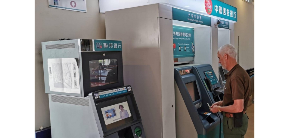 高港換匯好方便 外國人護照影本也能換(圖)