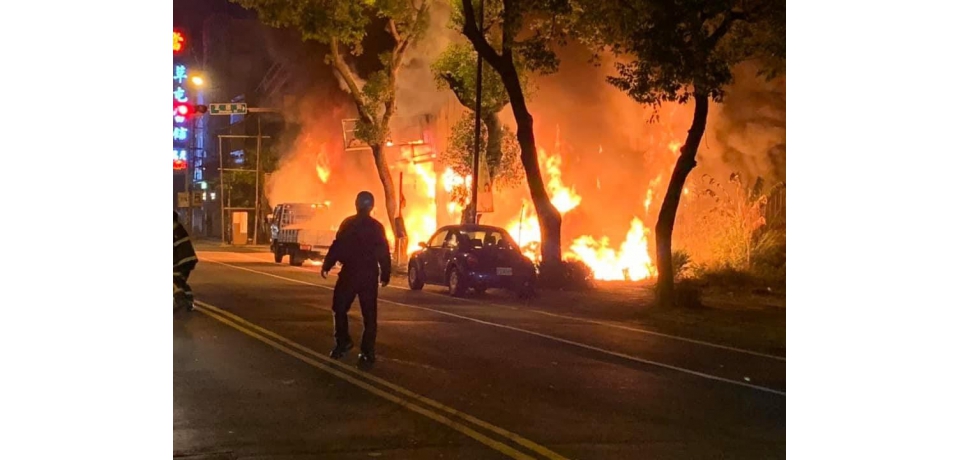 草屯太平路傢俱行大火 警消急灌救(圖)