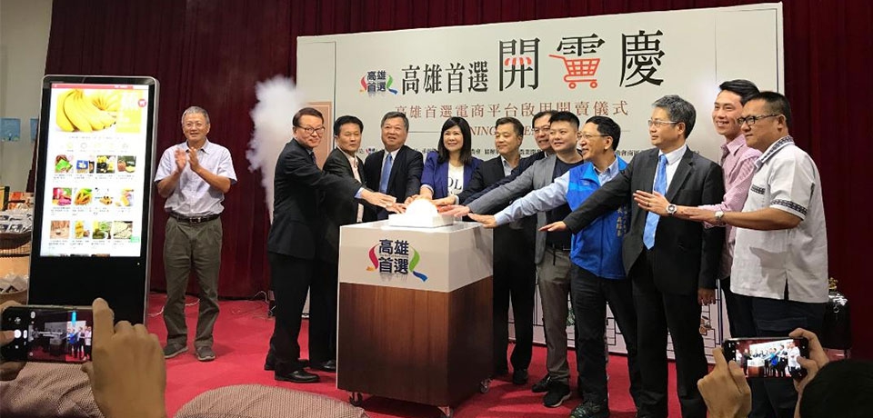 高銀力挺在地農業 採購農產贈學生(圖)