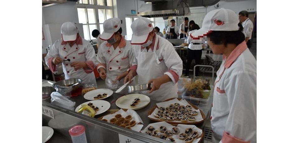 勞工局職訓學員赴明陽中學交流餐飲技藝 秀出人生逆轉局(圖)