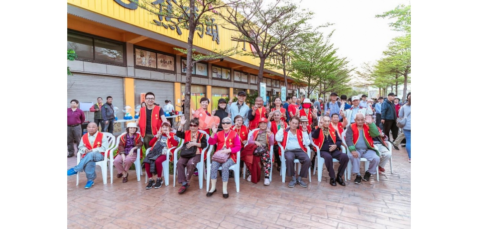 高雄港務分公司冬令送暖襪-用愛串連傳統產業與獨居長者(圖)