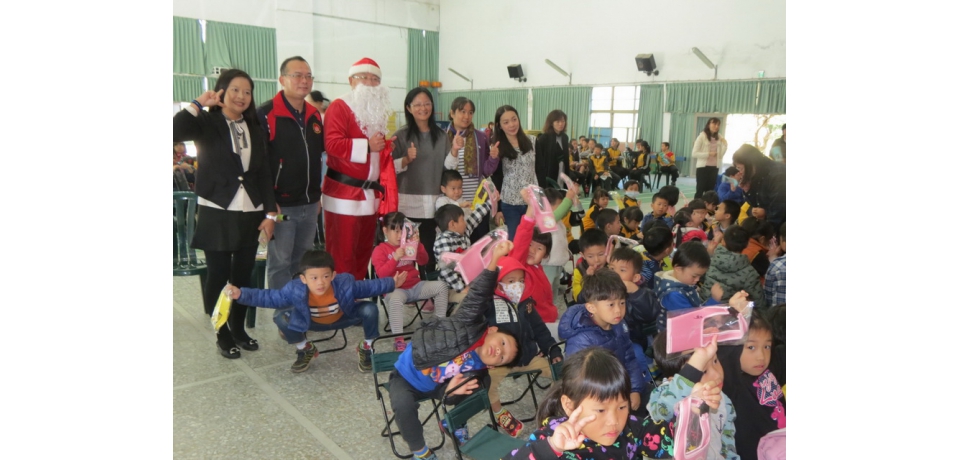 魚池鄉長扮聖誕老公公發送聖誕禮物(圖)