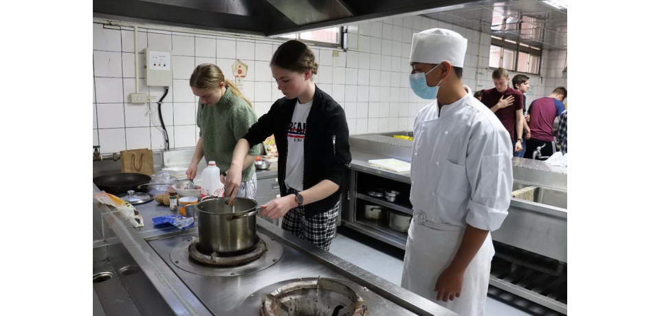 歐美7國美食文化在水里商工交流　外籍生大顯身手(圖)