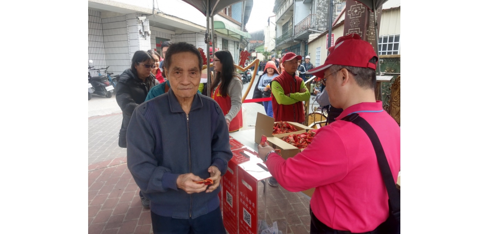 捐發票拿錢母做公益竹山紫南宮發票換金幣 排隊人潮2公里(圖)
