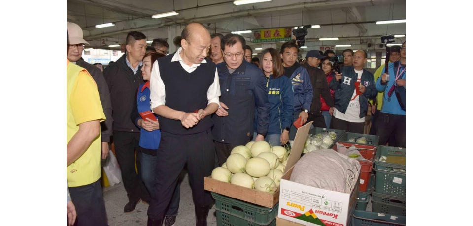 關心農漁蔬果年節供貨情形 市長韓國瑜巡訪漁港市場拜早年(圖)