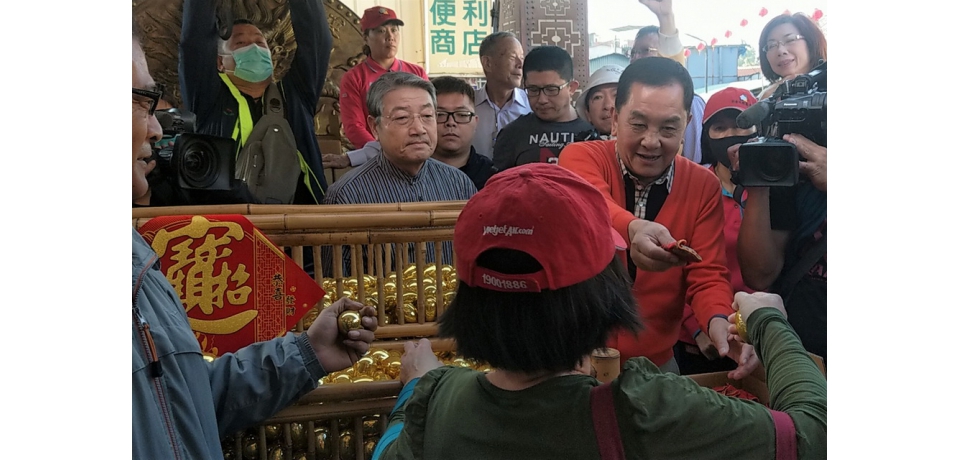 竹山紫南宮鼠來寶錢母發送民眾人潮擠爆求全年好運到(圖)
