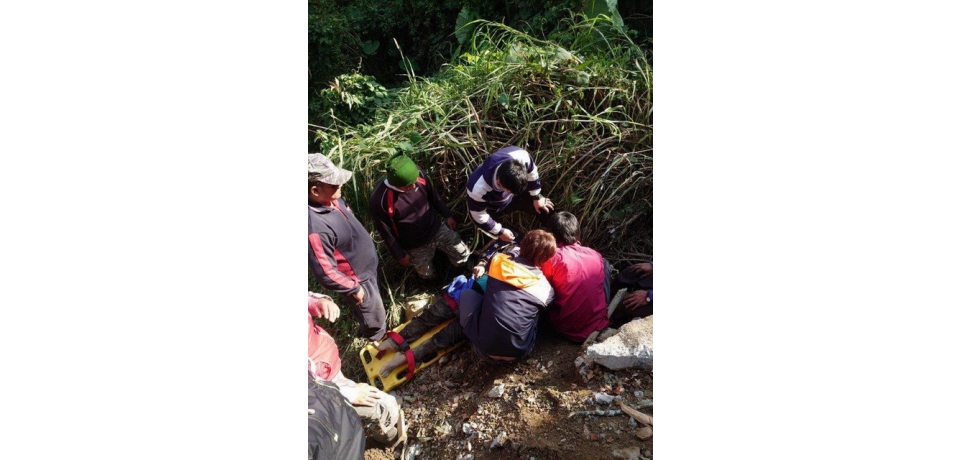 老翁墜谷失蹤　警民即刻救援成功(圖)