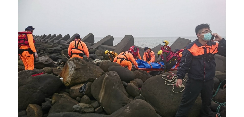 海巡署中部分署第四岸巡隊搜救麥寮落海釣客終尋獲(圖)