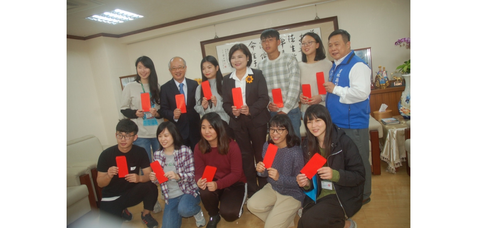 張麗善豎起大拇指與陳燦勳主委頒助學金鼓勵學子(圖)