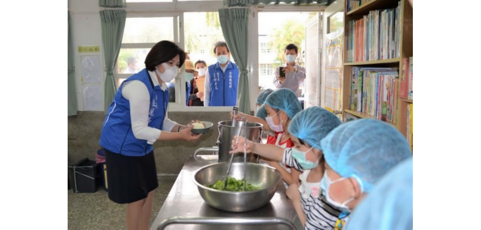 防疫期間提升學童免疫力 張麗善巡視營養午餐及防疫作為(圖)