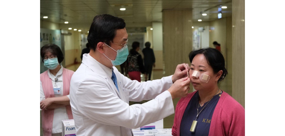 久戴N-95口罩易冒痘 高醫整外貼心為抗疫夥伴恢復美肌(圖)