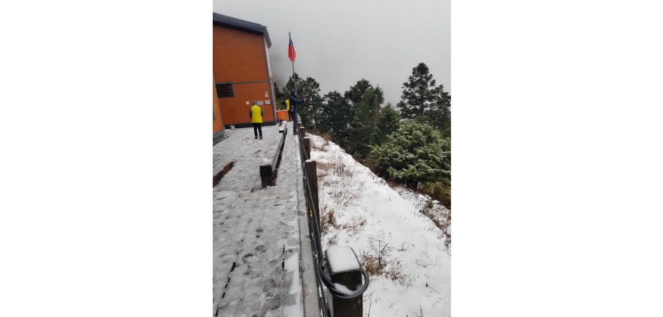 玉山降下四月雪　7日早上6時40分積雪14.5公分(圖)